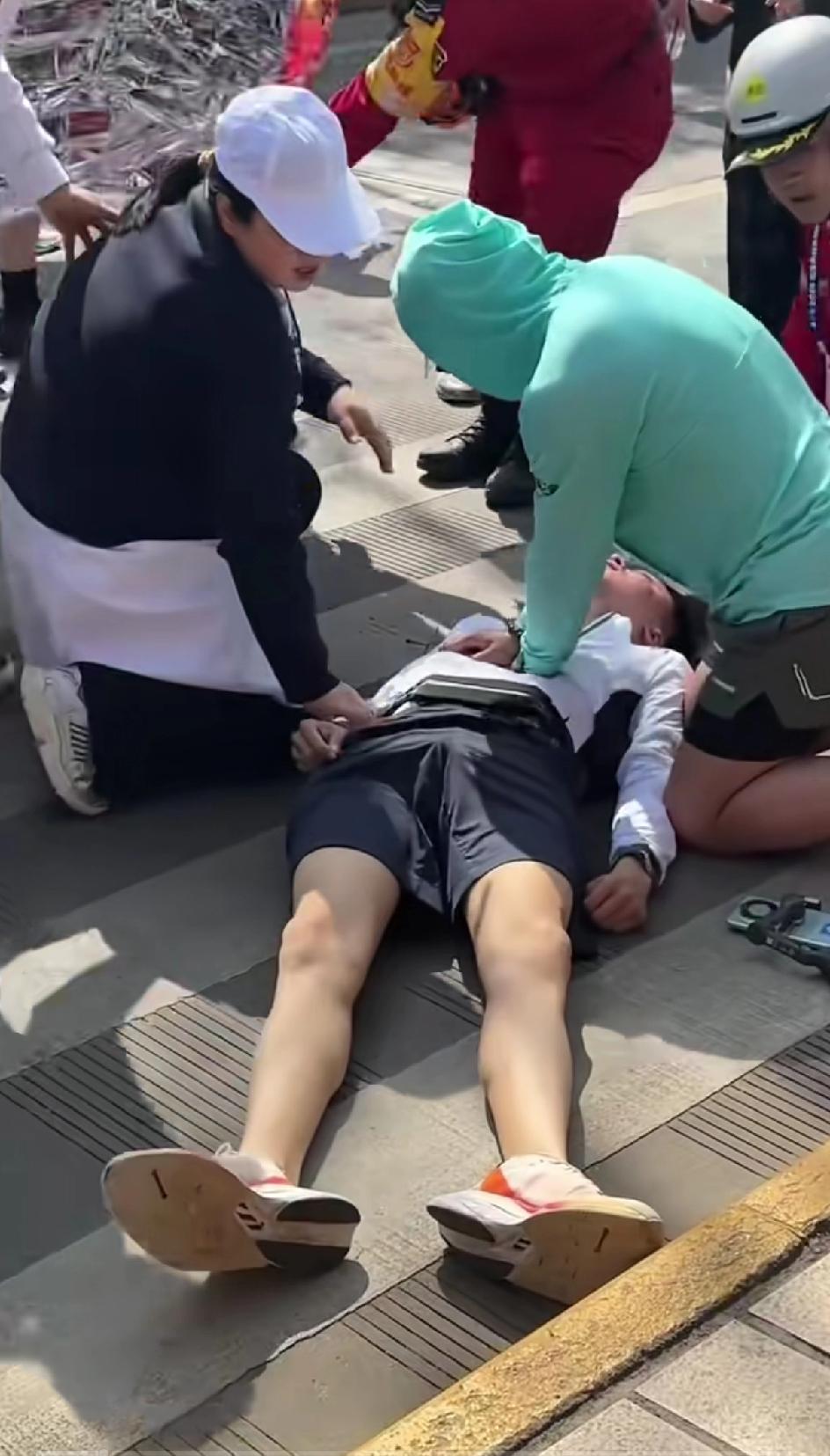 陕西杨凌马拉松一名选手倒地不省人事，现场人员急救， 没多久120来了。幸好心脏复