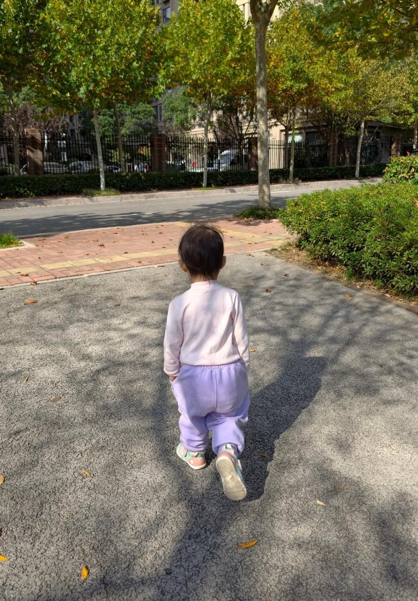 这小孩什么时候学会了双手插兜走路🚶🏻‍♀️视察城市规划一样[收到][哈哈] 