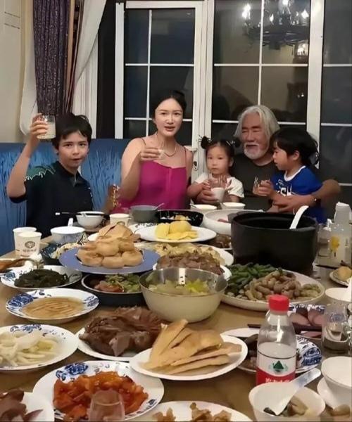 其实，有钱人家的晚饭和我们普通人也没什么区别。看看著名大导演张纪中家的晚饭，和我