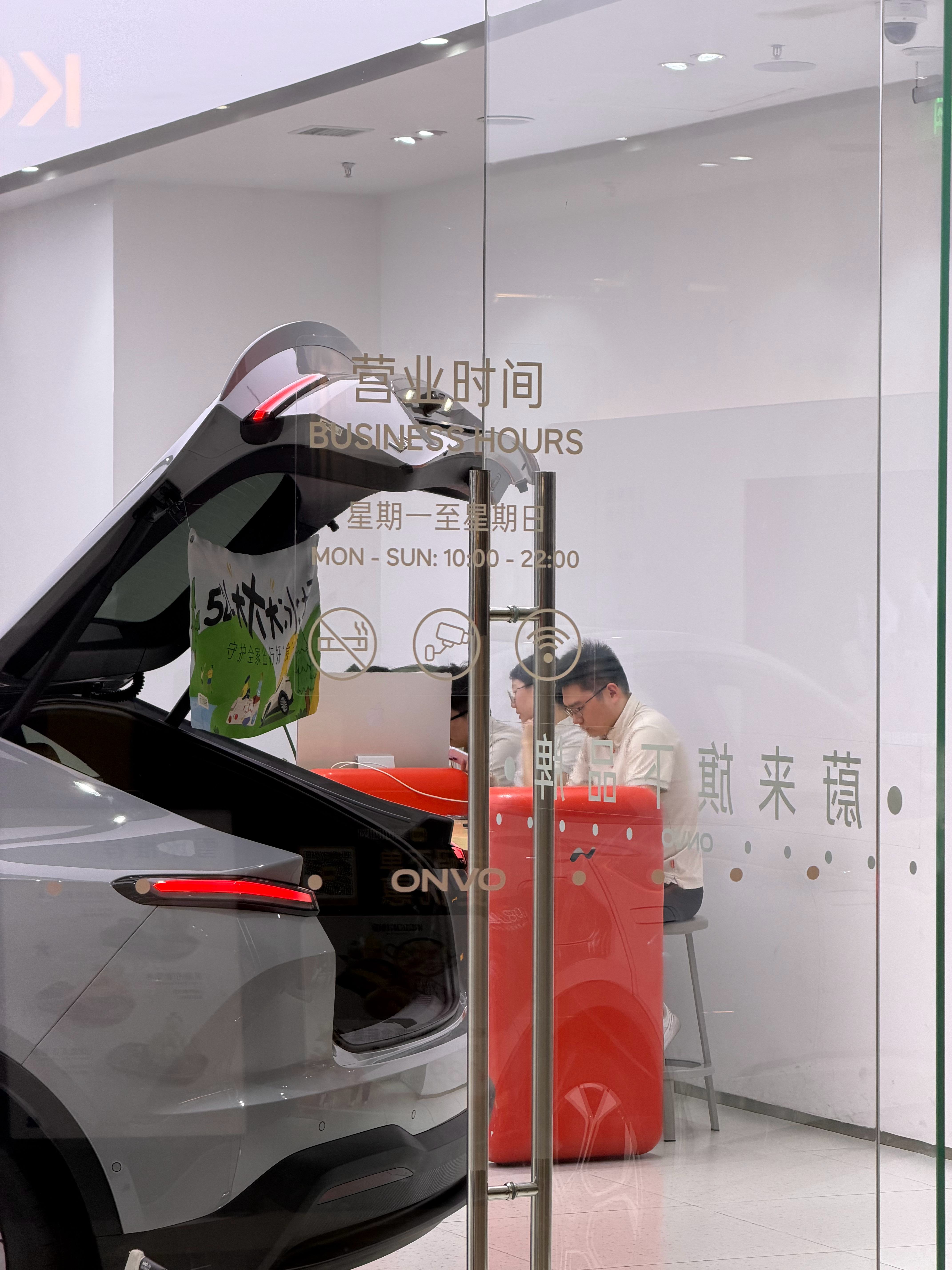 这家店，要搬去更大的地方啦，一桌一椅满是回忆。 ​​​