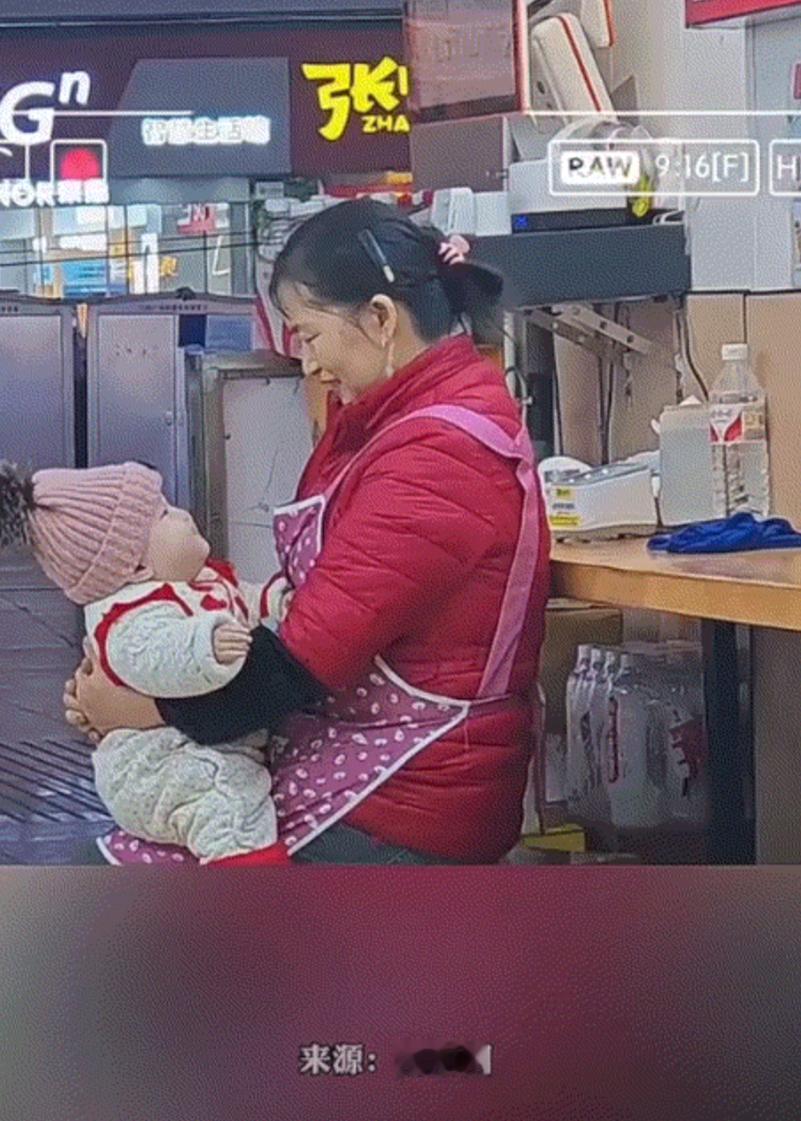 “后怕！”重庆，一对夫妻带着10个月大孩子出去吃饭，没曾想当老板娘看到夫妻二人抱
