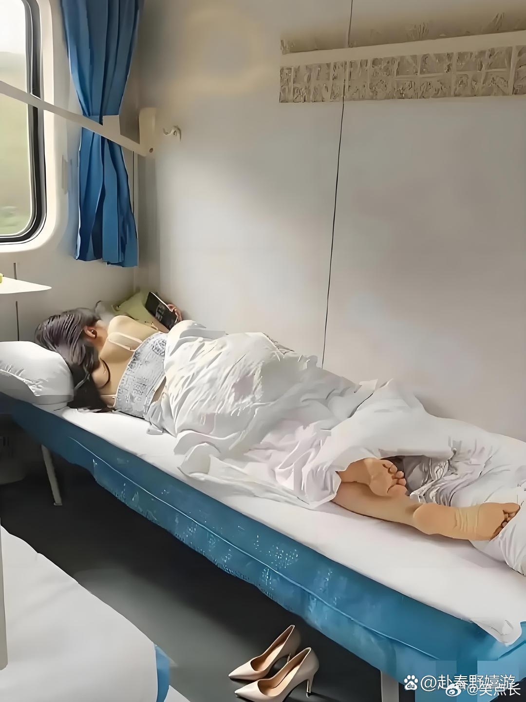 ￼卧铺火车⁠￼￼真没让我失望，地上那双高跟鞋也太好看了。 ​​​