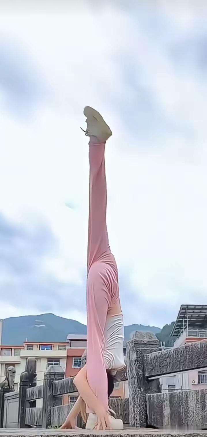 我们很多人的现实生活，都变成了唯利是图的生意场，中国的足球比赛给我们上了一课。