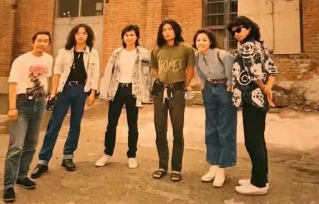 王菲真高，站在男人堆里她即使弯着腰也不显矮。她若是有个儿子，那定是高富帅，毕竟儿