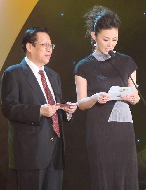 1993年，时任中央电视台台长的杨伟光，在没有上报的情况下，在《新闻联播》之后插