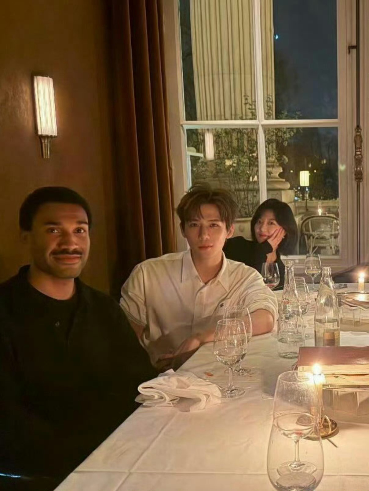 秀智晒与王安宇孙千晚宴合照秀智、王安宇、孙千三人作为CELINE品牌大使，巴黎时