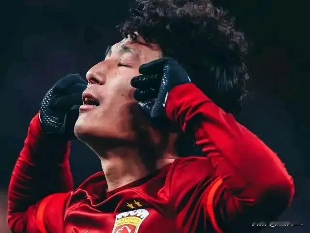 球迷真是捧韦世豪、张玉宁而贬低武磊吗？
  既然武磊贵为国足头号球星，就要承受得