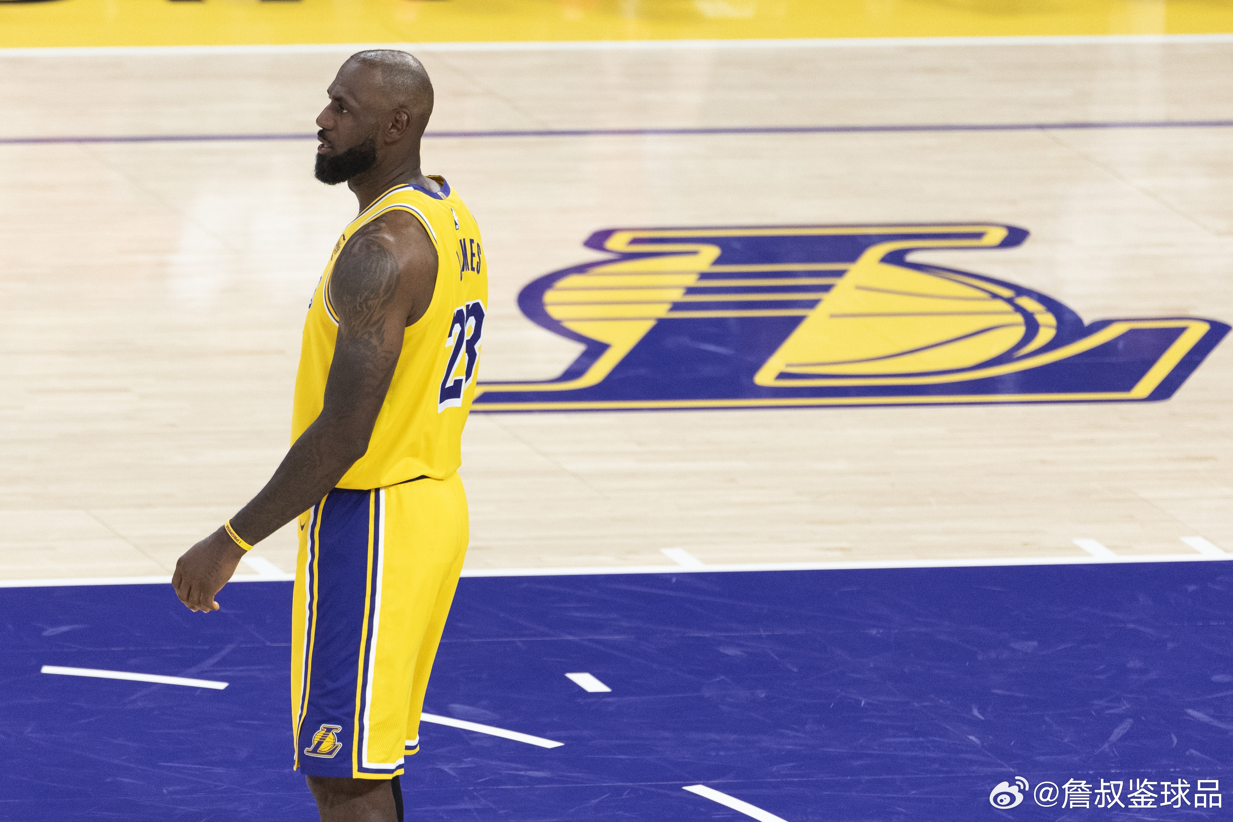 NBA常规赛，湖人在客场96-137不敌雷霆。此役，詹姆斯出战26分钟，投篮7中