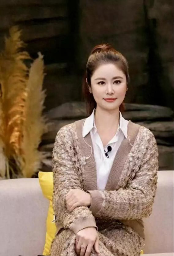 年过50岁的林心如体态丰盈之后，颜值气质反倒更显高级，温柔开衫搭配半身裙穿搭显贵