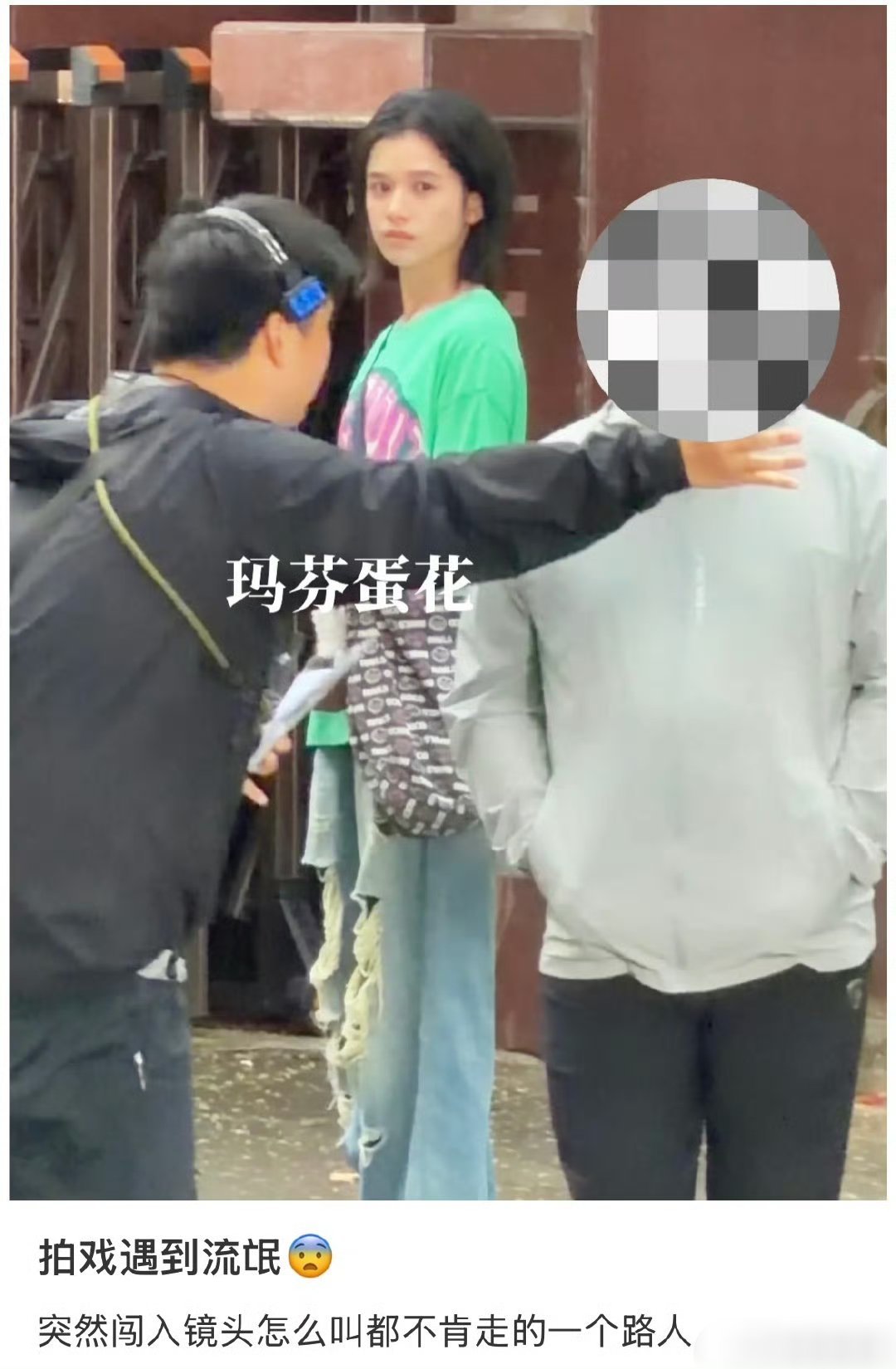 张婧仪拍戏遇到赶不走的路人 张婧仪拍戏被路人闯入镜头，还怎么都赶不走。隔着屏幕都