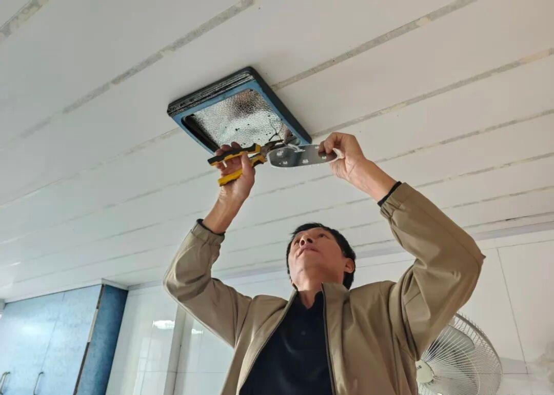 宁波北仑724热线18年不打烊他的热线，随叫随到，他的热心，温暖全城。18年来，