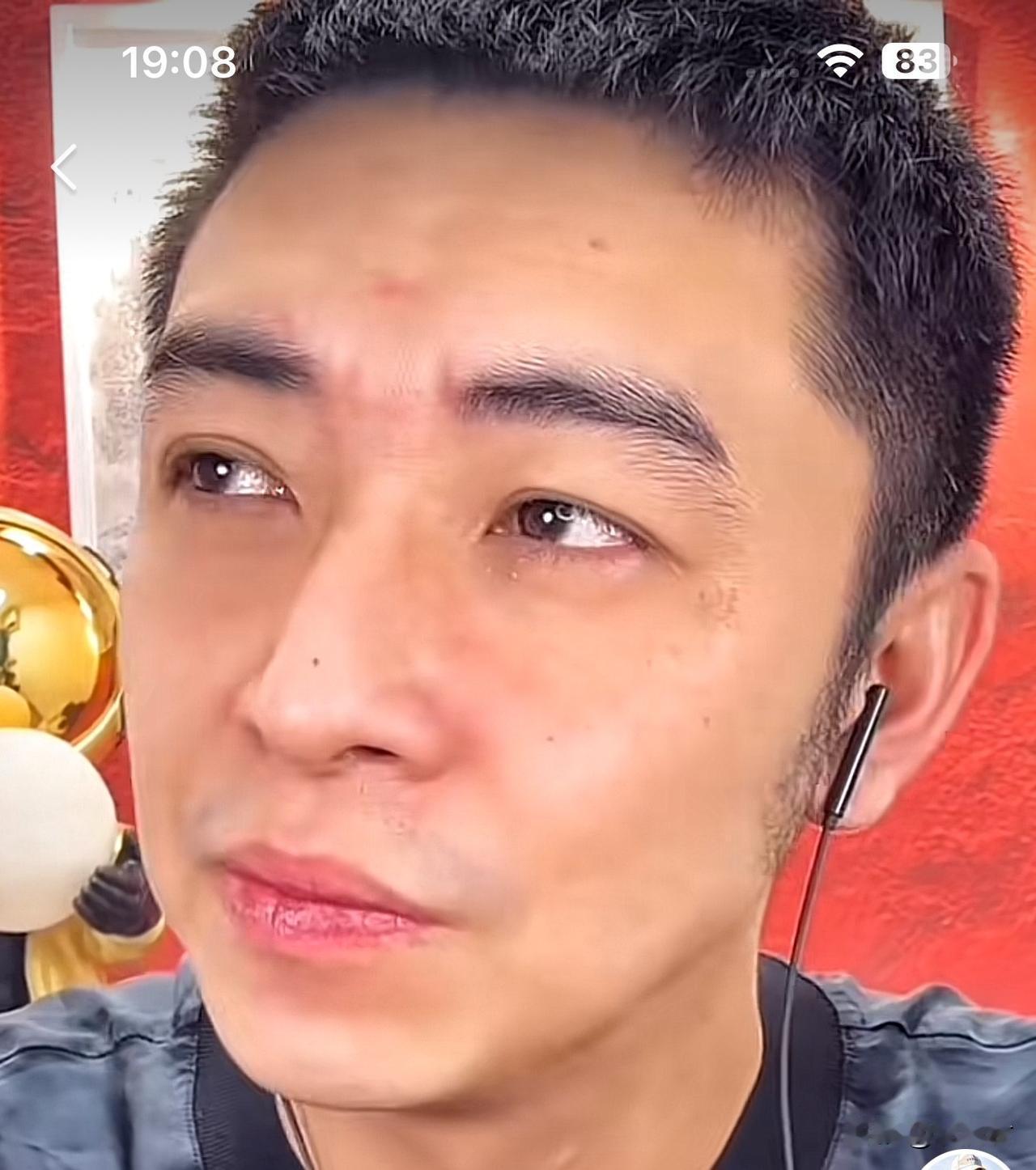 马品同变了，不仅直播间装饰风格变了，直播时的表现也与以往不同。
马品同以前直播时