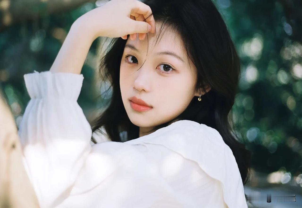 阳光下的温柔少女，白衣飘飘，自然清新。