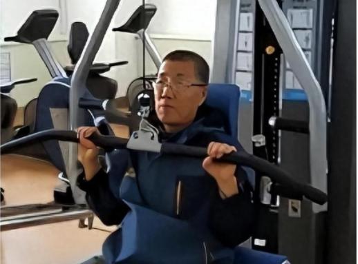 2000年，哈尔滨一个26岁小伙意外离世，他的心脏移植给了57岁的杨孟勇。没想到