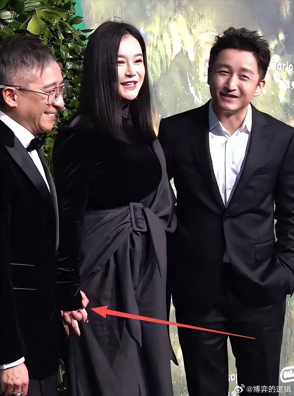 想问大家一个问题，不准说谎哦。你说一个有夫之妇，会在公共场合，跟另一个男人十指紧