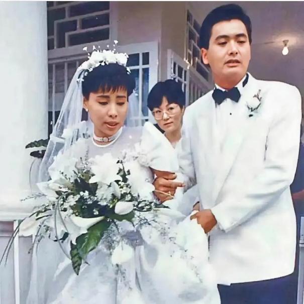 这是1987年，周润发迎娶第二任妻子陈荟莲时拍摄的照片，镜头中已是亚洲影坛巨星的