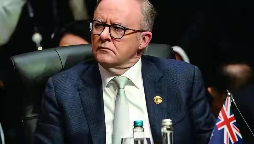 对华翻脸？澳方通告全球，中国港口非卖不可，中方五个字警告
关于“对华翻脸？澳方通