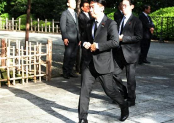 不常见！日本自民党高官在高市早苗默许下参拜靖国神社挑衅意味十足，其中包括日本防卫