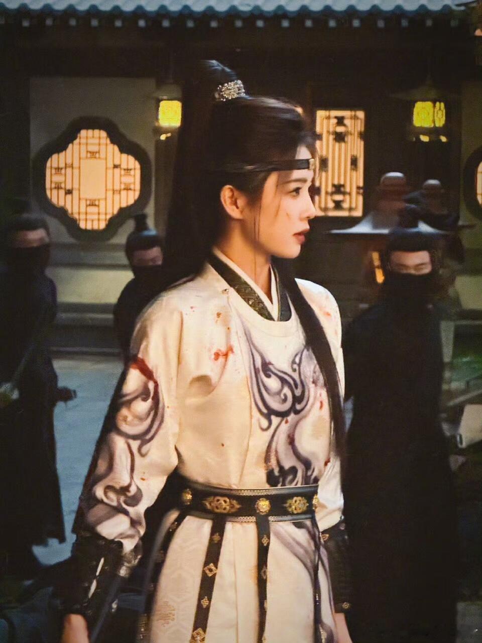 白鹿李佩仪说1就是1 被白鹿李佩仪说1就是1戳中！束发造型帅翻全场，温婉飒爽切换