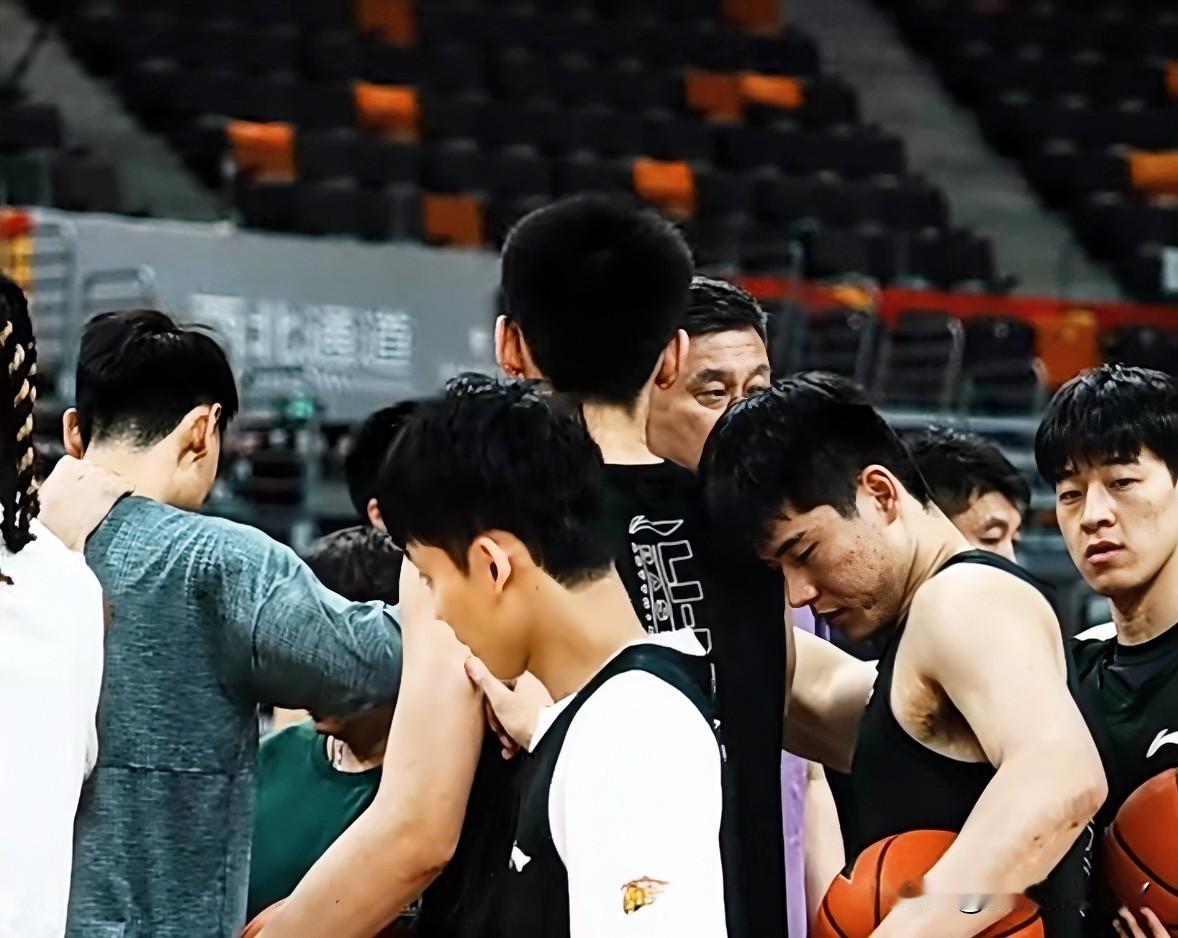 看了广东男篮加练三分的视频，
有件事我一直不敢说，
不知道大家有没有发现，其实