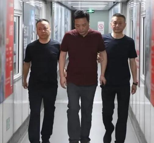 “红通”郭宏伟被遣返回国！作为农商行董事长违法放贷还潜逃出国，这是多少钱流进了他