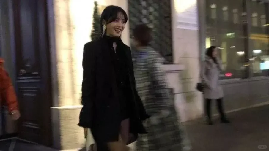 辛芷蕾现身杭州天目里，时尚魅力引热潮 近日，辛芷蕾现身杭州天目里，瞬间...