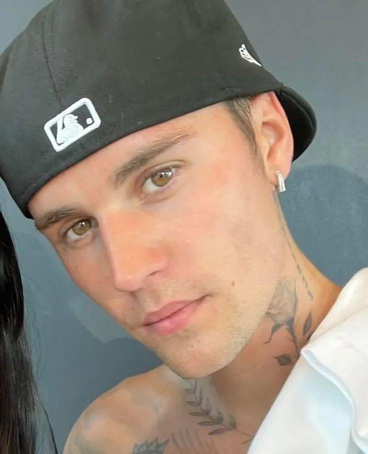 Justin Bieber 颜值回春，好可爱的小男孩！

其实我觉得他还是挺帅的