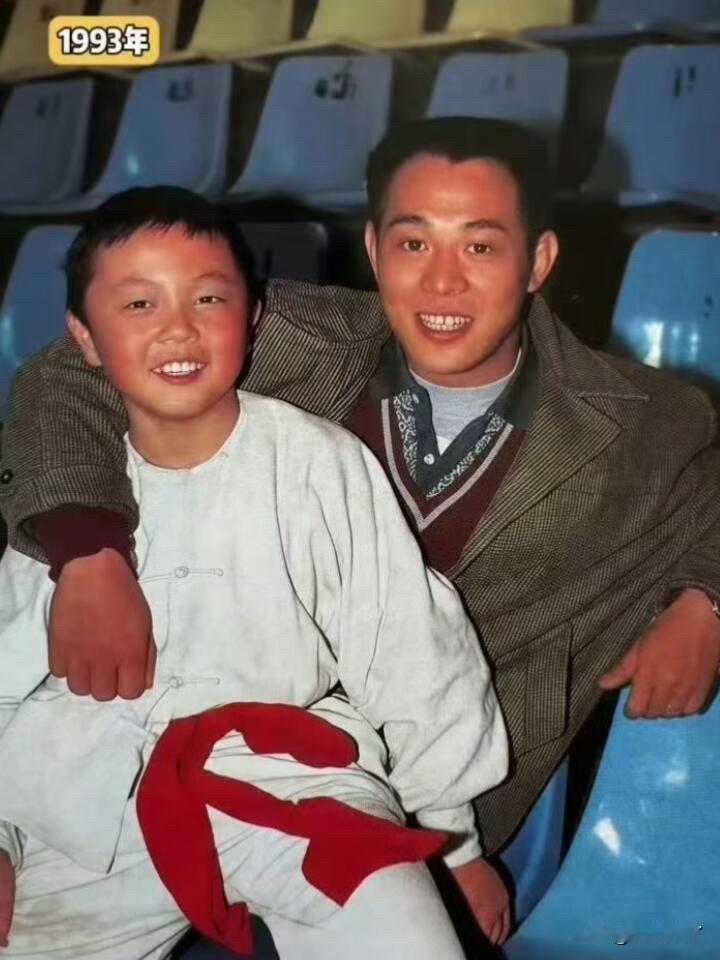 时隔33年！李连杰、谢苗惊喜再度同框
李连杰现身助阵谢苗新作《火遮眼》，一张合照