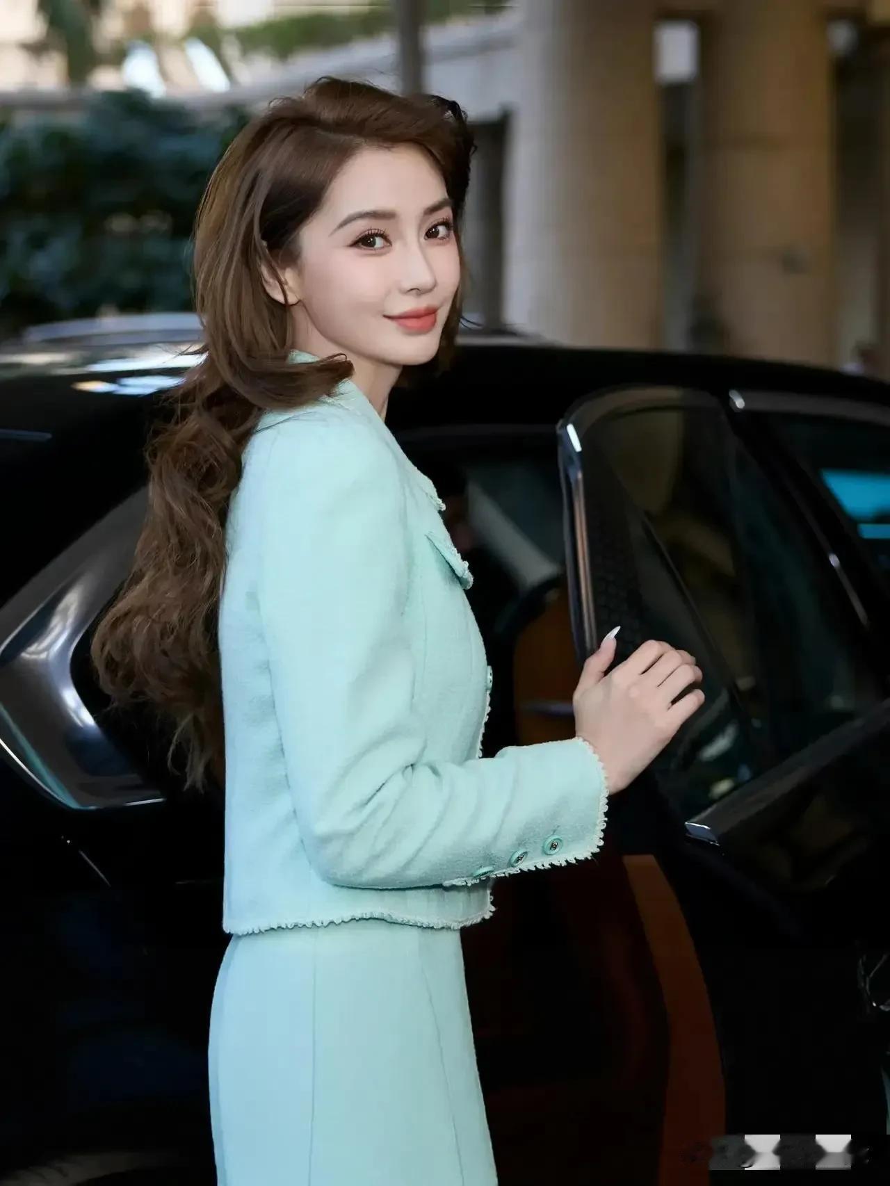 感觉王晓明的前妻杨颖，离婚之后是越来越漂亮了，气质越发优雅，体态越发雍容华贵，颜