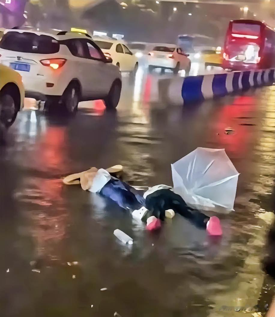 她才十八岁啊。刚考上大学，跟妈妈来重庆旅游想吃顿火锅，现在人躺在ICU里，插着呼