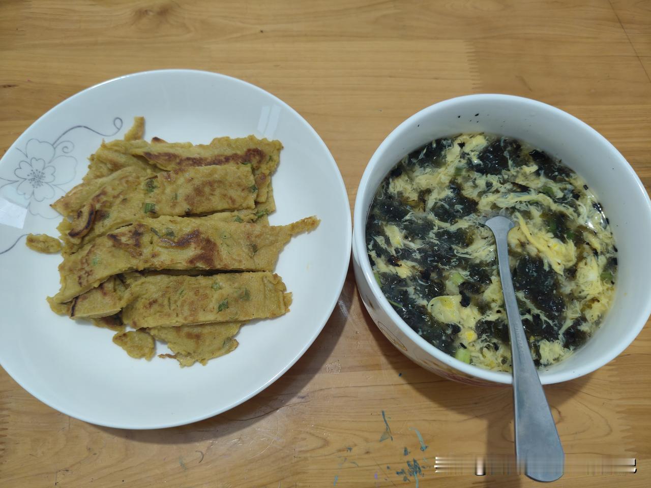 我认为是，

生活是现实的，处处都需要用到钱，没有钱，你不仅买不到东西，有时候亲