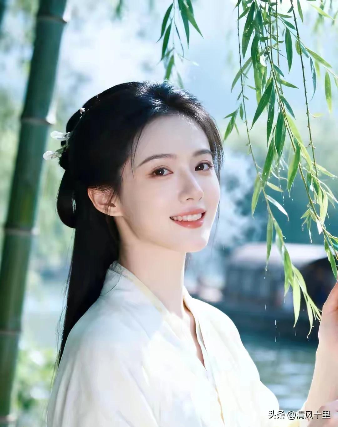 上联：一寸相思千缕泪
下联：半尺离愁万丝念