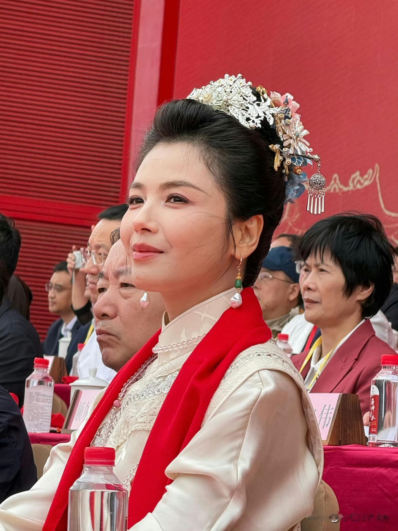 5月9日，刘涛连续两年奔赴大典为妈祖庆生，十余载光阴，或许她与她早已相融共生
刘