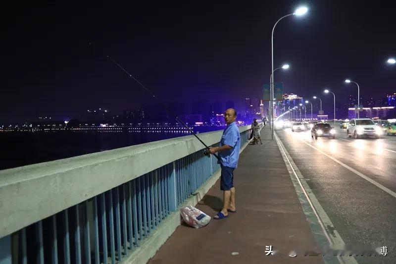 为什么夜钓晚上钓鱼最怕“死鱼”? 夜钓的时候怕碰到“死鱼”，这里面的门道可不少呢