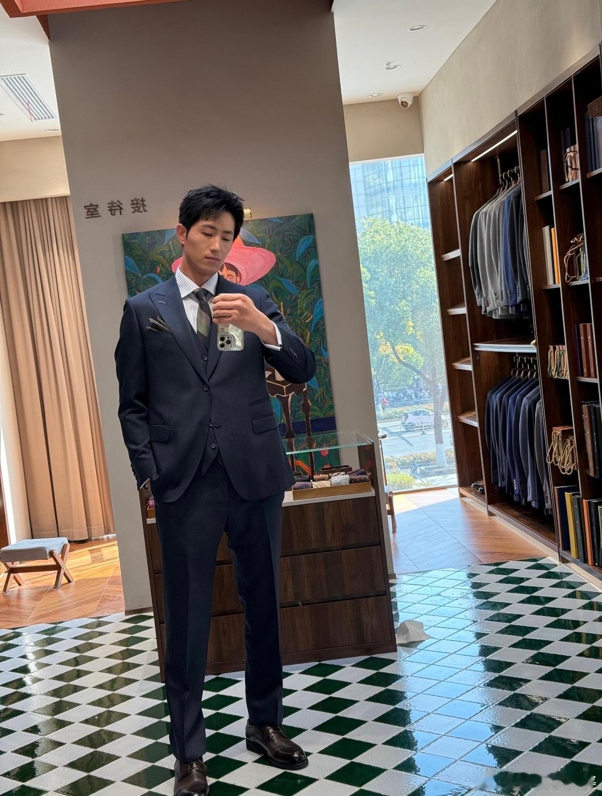 马小宇浑身上下高冷的只有外套 西装革履的高冷帅哥，一开口就是东北大碴子味的操心，