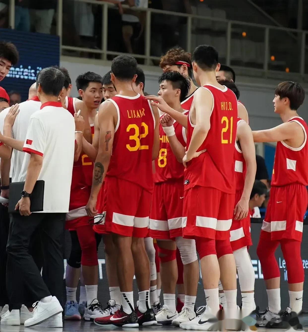 中国男篮8月备战火热，我意外地发现了2个可笑的事实！

1，国家队球员内战内行，