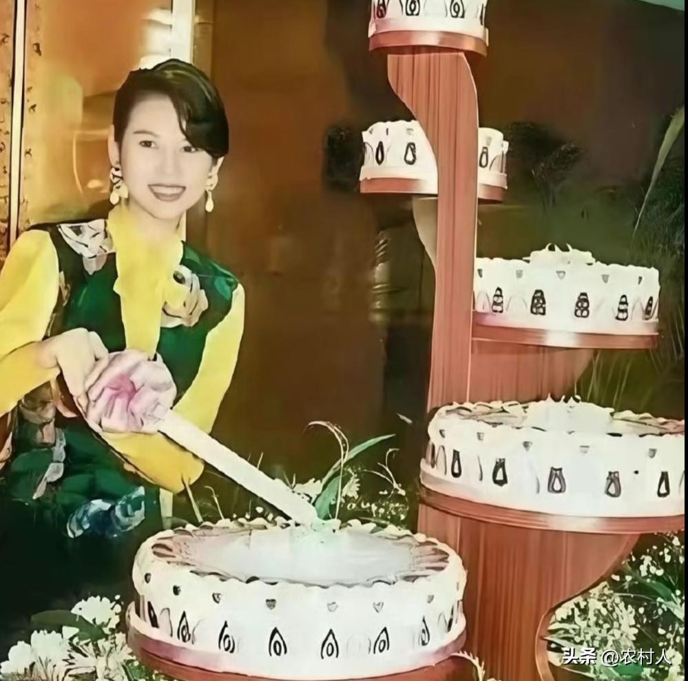 1991年18岁的蔡少芬迎来了成人礼，派对由富商刘銮雄倾力操办。50多桌宴席排场