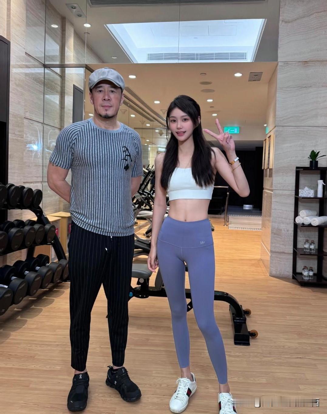 52岁的歌手杨坤虽然老了，但是精气神十足，看起来那么有气质，感觉很多男明星到了中