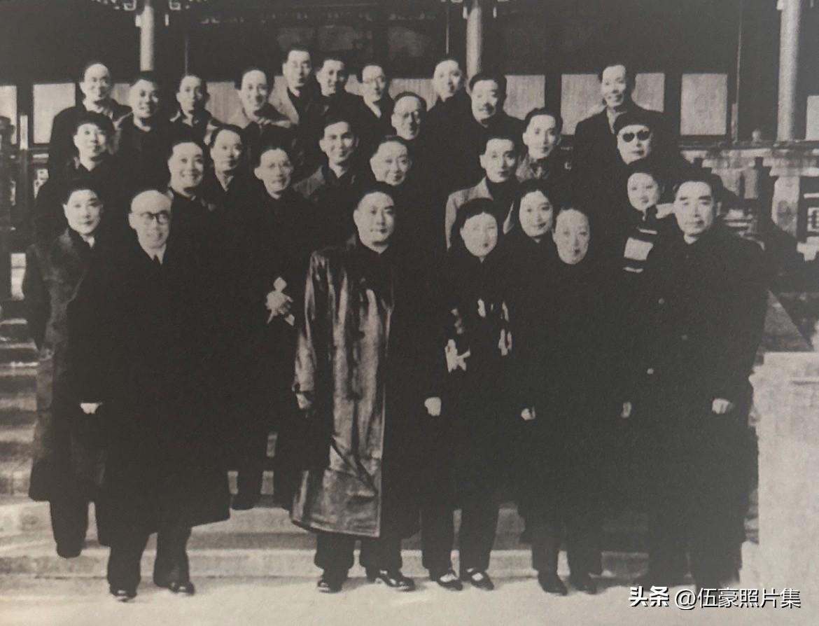 新中国建立后，周恩来总理（前排右一）、陈毅（三排右一）、贺龙（四排右三）在中南海