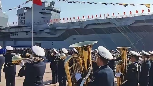 为了威慑东大，法国不远千里派出了压箱底的戴高乐航母。没想到，还在路上，就听到东大