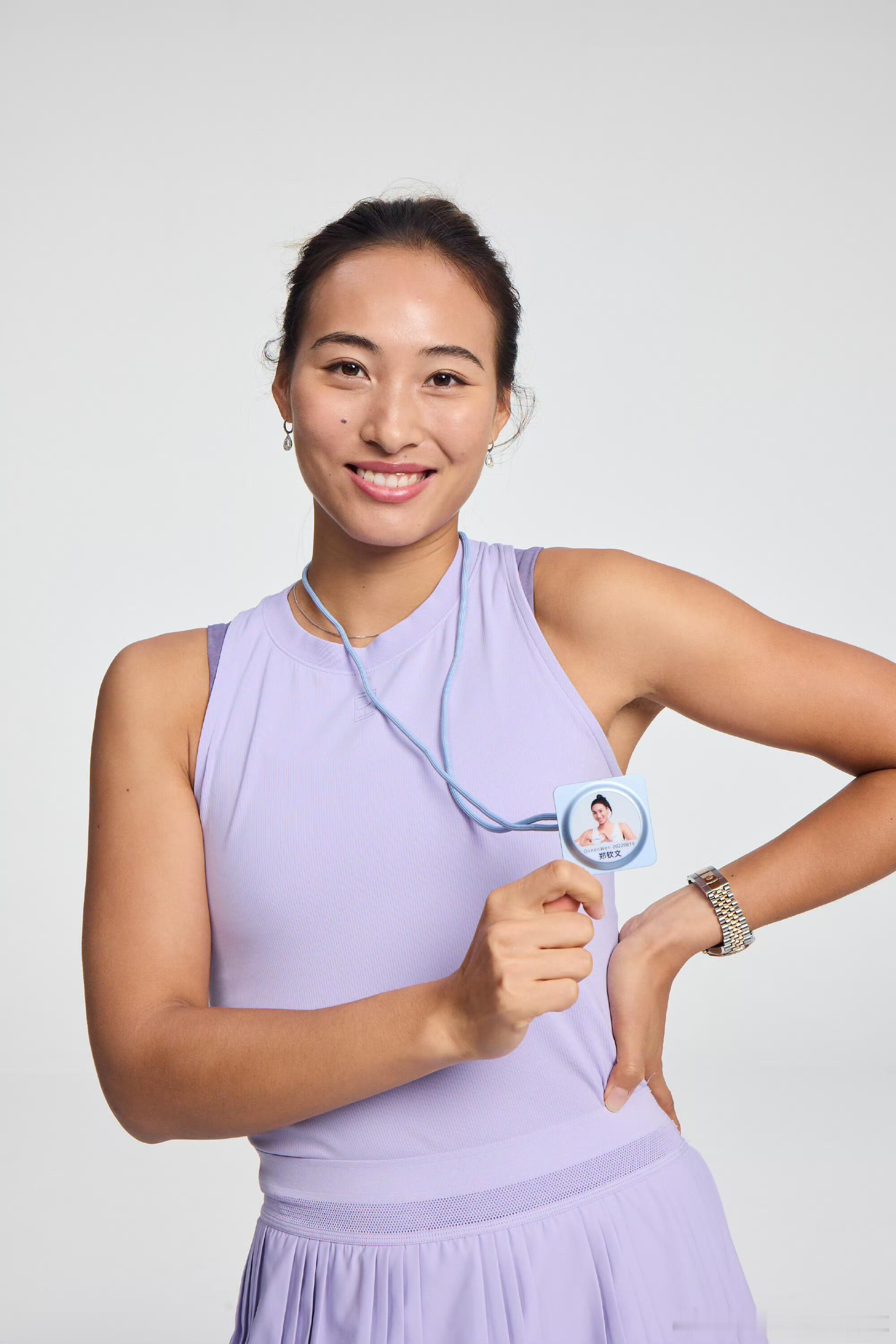 郑钦文新广告照郑钦文的“蚂蚁集团”的广告照，美美哒wta[超话] ​​​