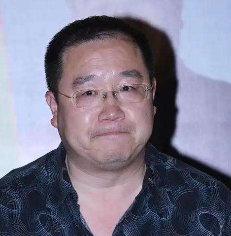 “你现在都不姓英了，没资格来！”2003年英若诚的葬礼上，13岁的巴图被父亲英达