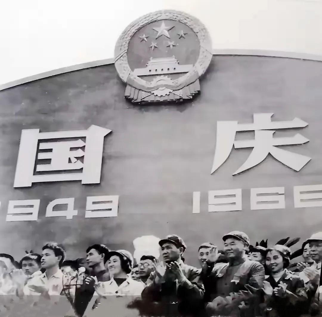 1966年10月1日，湖北省省长张体学（前左三）与武汉军区司令员陈再道上将（前左