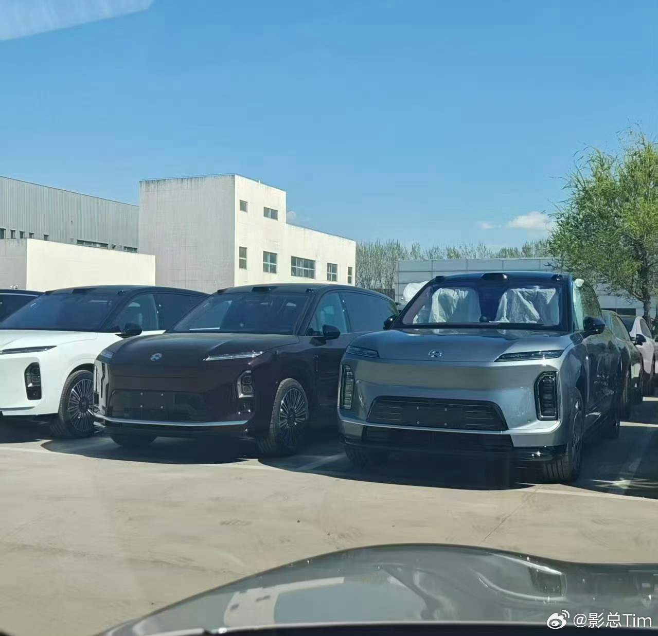 ES9 到底有多大呢，就是拍摄的时候可以让影总站在边上显得苗条那种感觉你看着和蔚