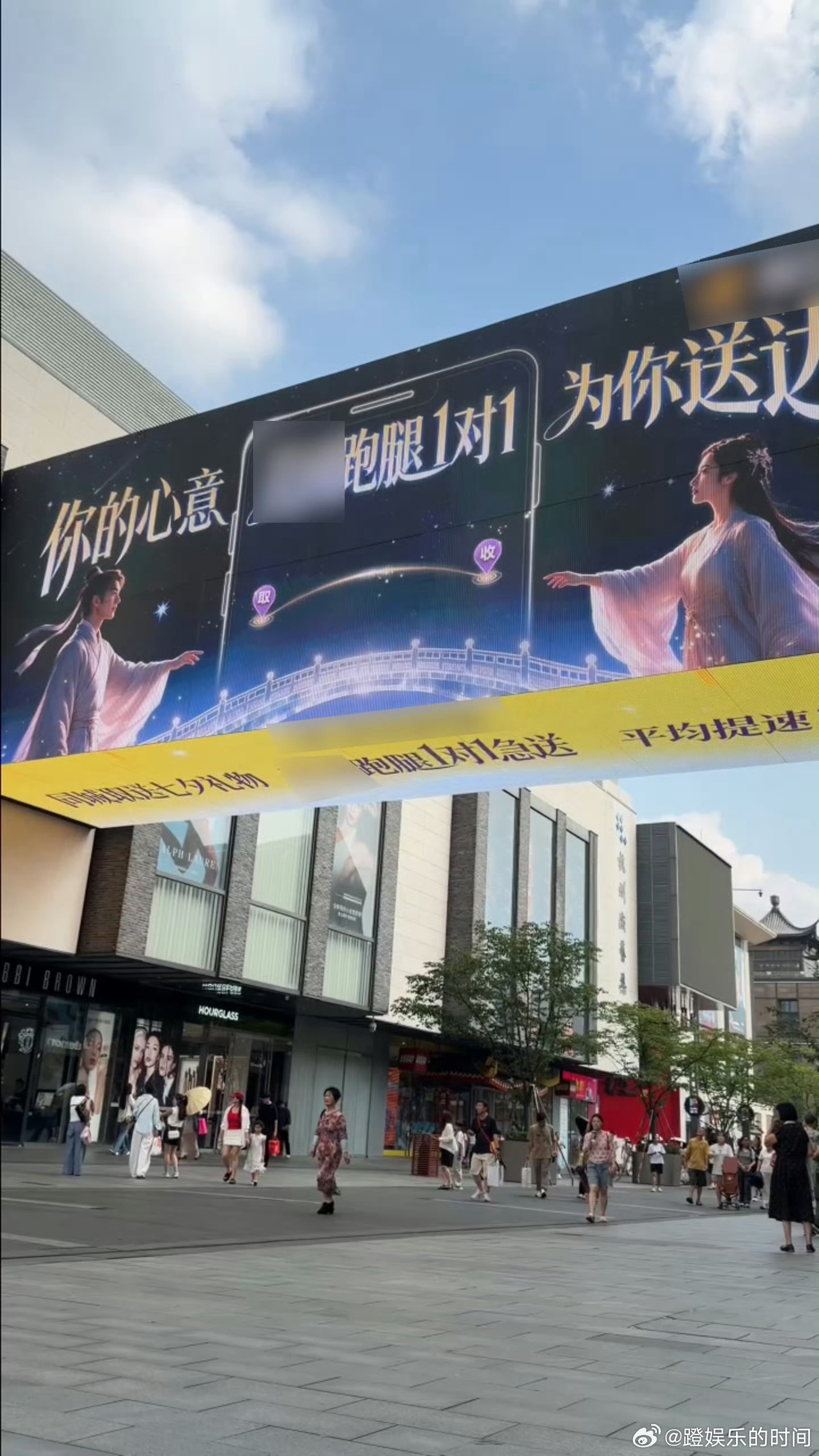 去杭州西湖打卡现代人的鹊桥天上鹊桥只等七夕相会，西湖的鹊桥日日都有温情，行人并肩