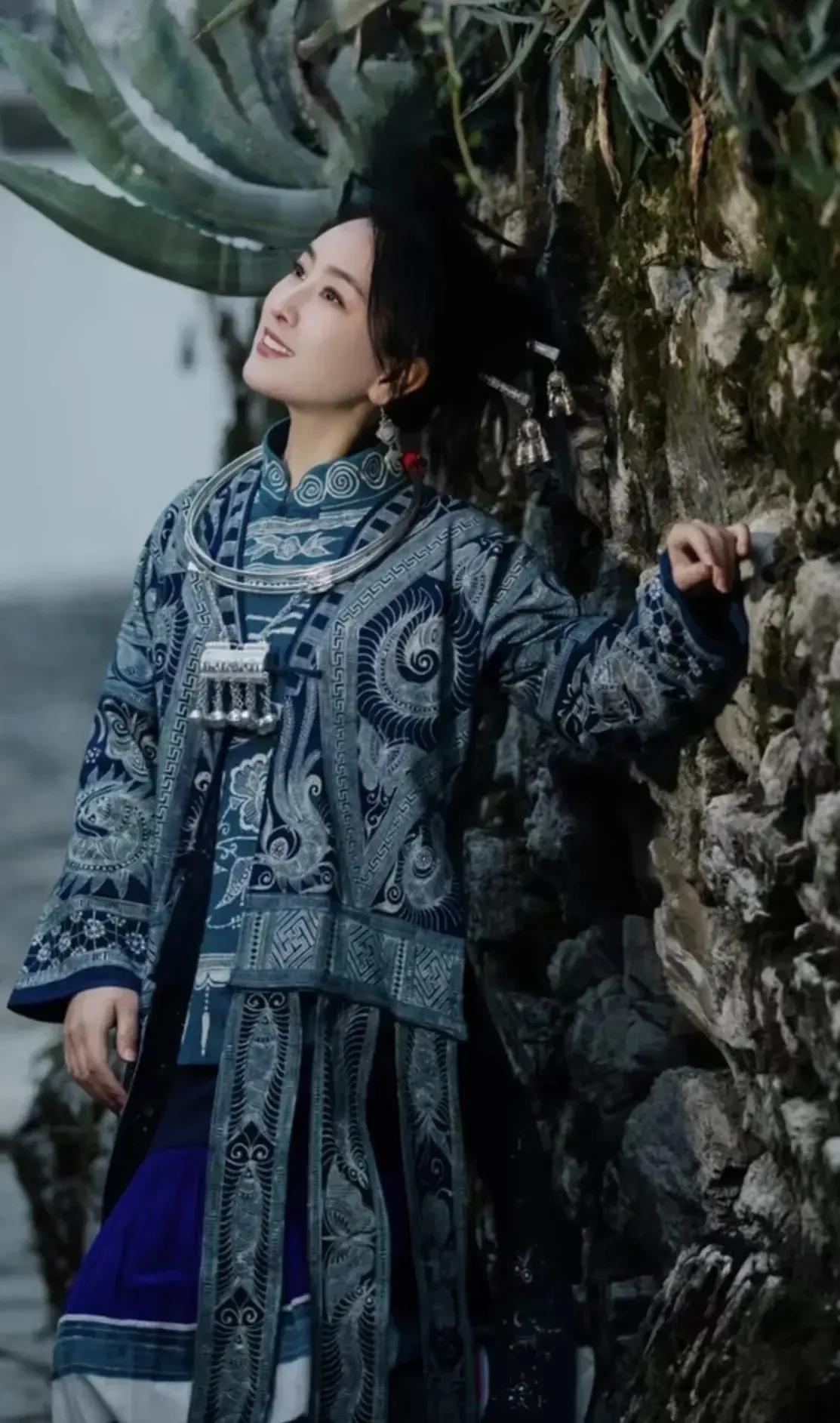 马苏身穿非遗蜡染服装
演绎千年之美，尽显异域风情
这样的马苏，气质非凡大气
给人