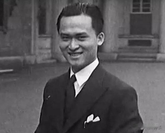 1942年，一名24岁的中国船员掉入北大西洋，靠着吃生鱼喝鸟血强撑了133天，然