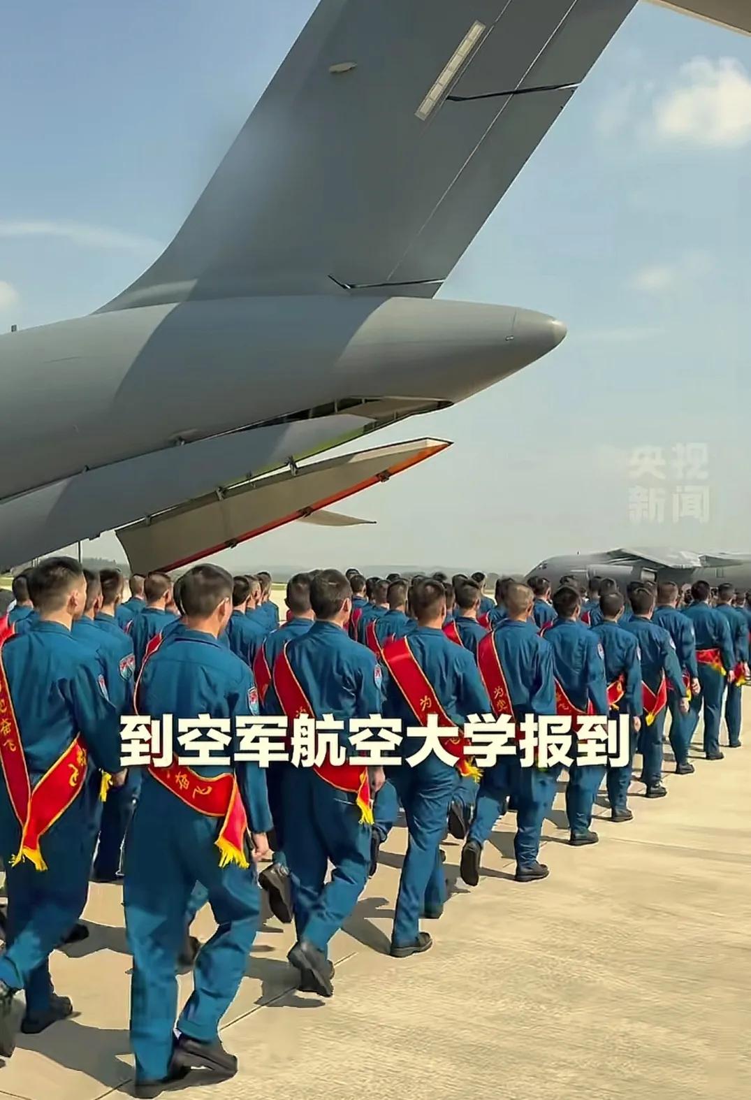 航空大学的新生坐运20报道，我的天，我连运20都没见过真机，这辈子也没可能坐真机