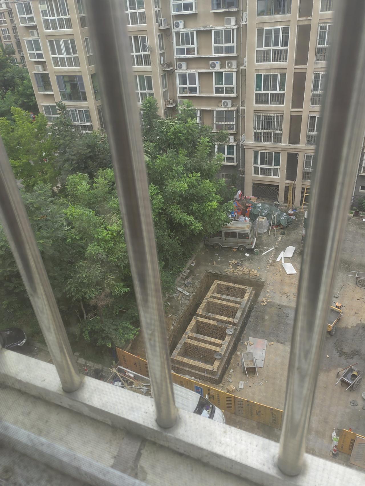 可能是因为“巴威”，又开始在上面搭建临时设施了，看来是真有好东西呀？