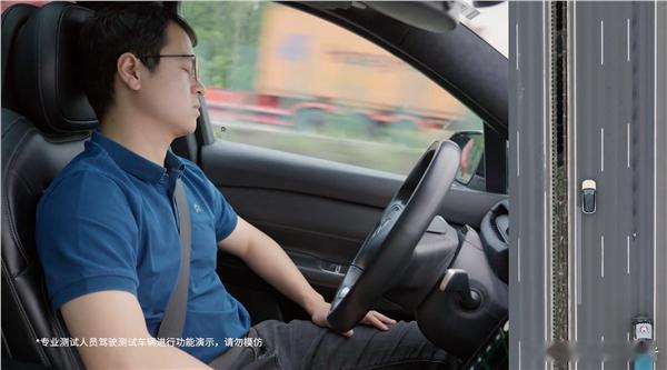 蔚来演示行业首个量产“紧急自主靠边停车“5月27日，蔚来智能驾驶产品与体验负责人